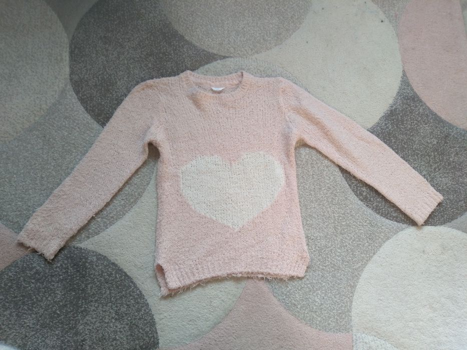 Jasno różowy włochaty miękki sweter z serduszkiem r. 122-128