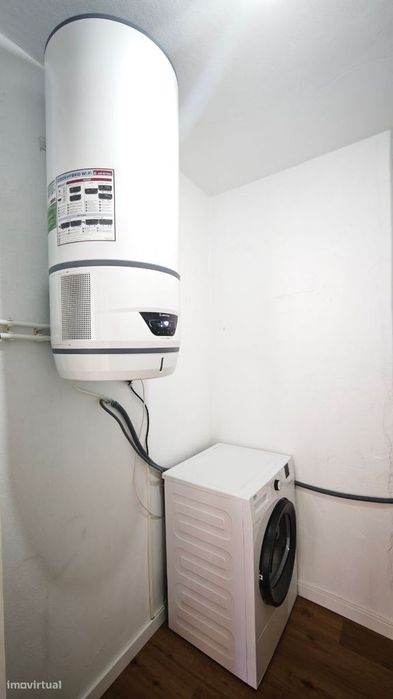 Apartamento T2 remodelado, com varanda e sótão. Centro da cidade.