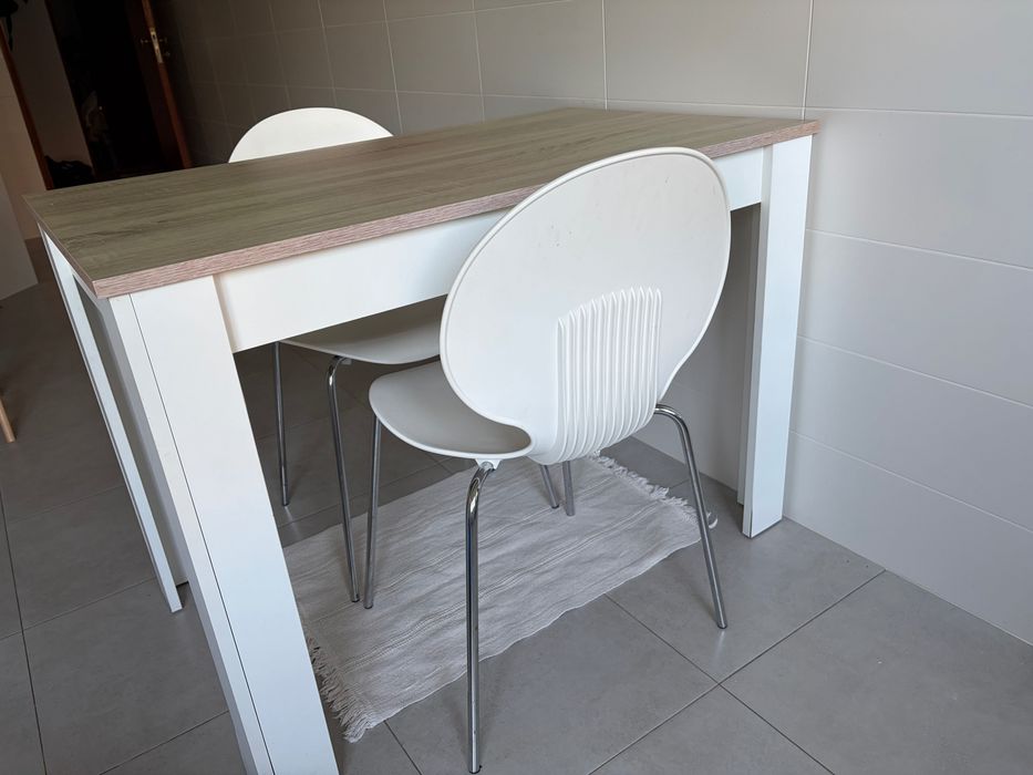 Mesa + 2 cadeiras