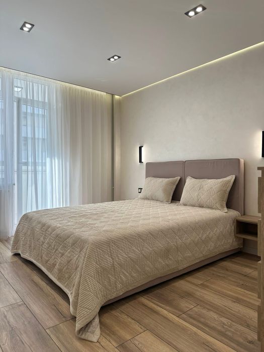 Сучасна стильна новенька квартирка