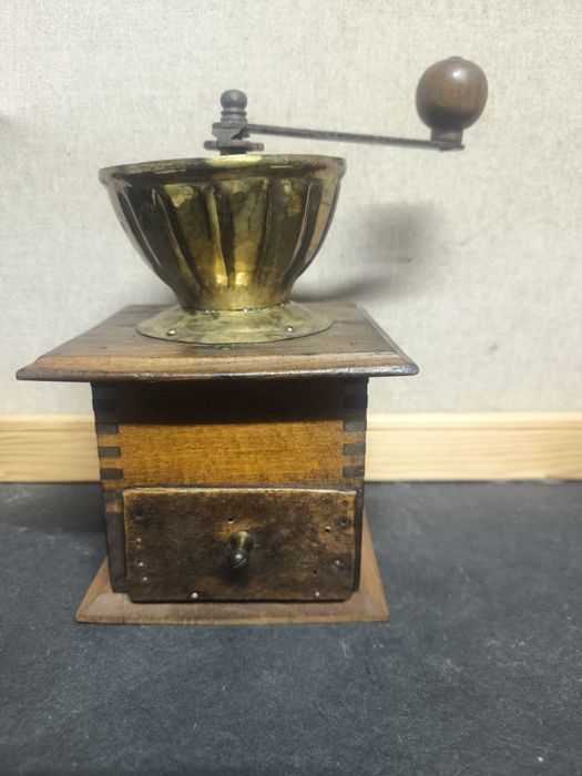 Moinho de café antigo
Moinho de café com um design clássico e elegante