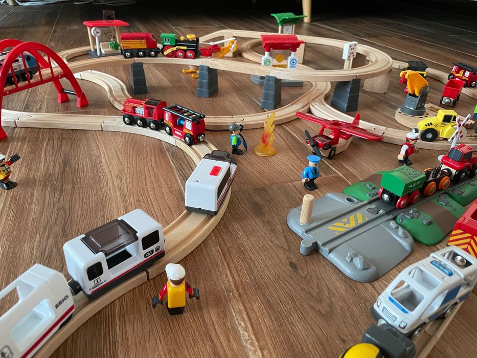Linhas de comboio brio com muitos extras