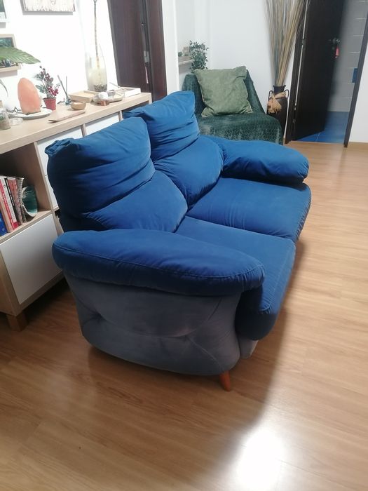 Sofá de 2 lugares azul