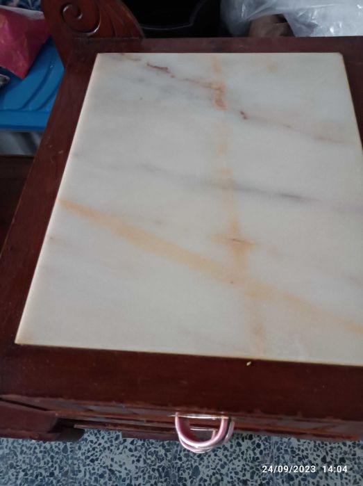 Móvel banca com bases de mármore