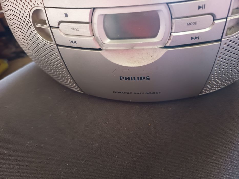 Radiomagnetofon z CD.