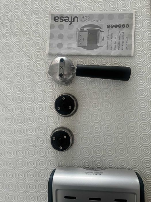 Máquina de Café Manual UFESA CE7141 (15 bar - Café moído e pastilhas)