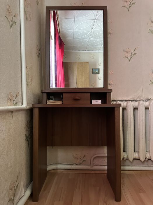 Трюмо, косметичний столик з пуфом