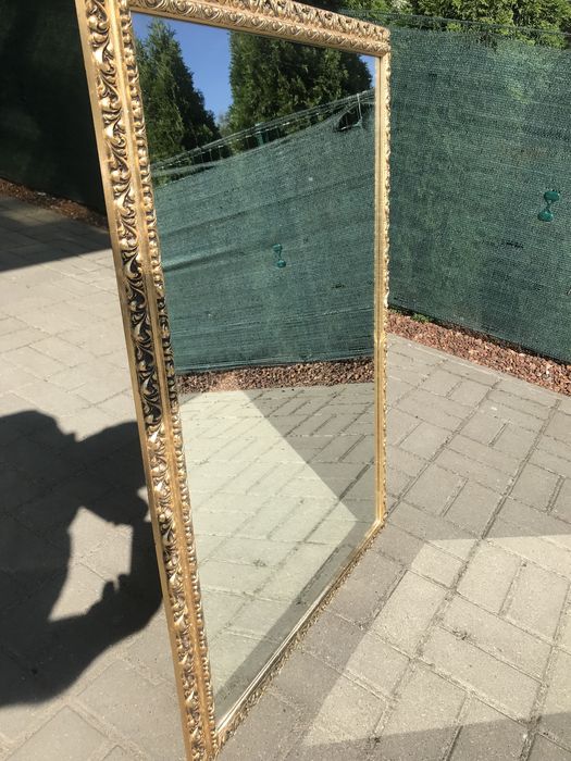 Lustro w zlotej ramie