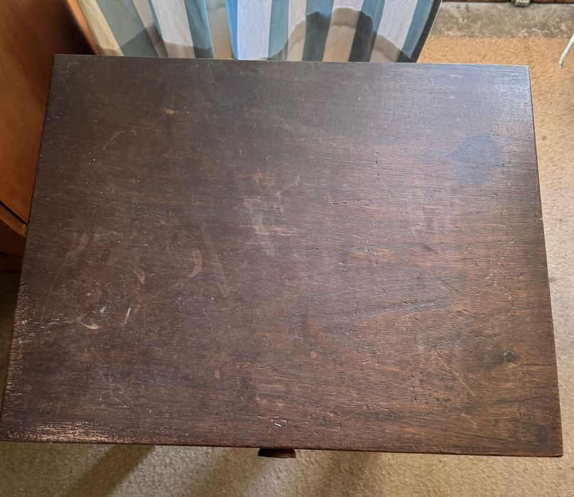 Mesa de apoio antiga em madeira com gaveta