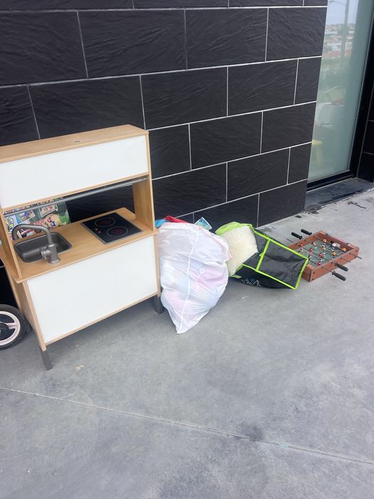 Ofereço vários brinquedos e bicicleta