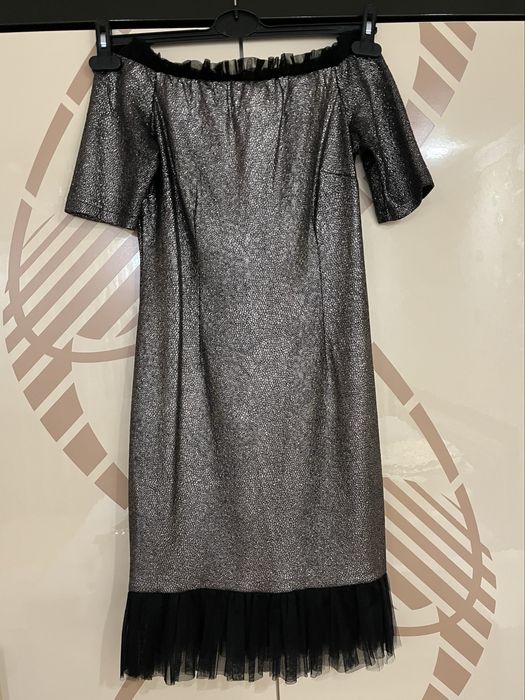 Вечірня сукня з відкритими плечима