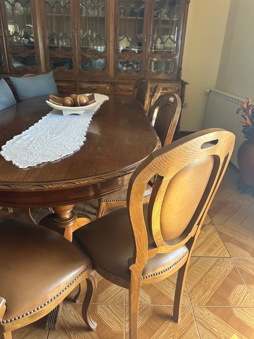 Mesa de sala e 8 cadeiras