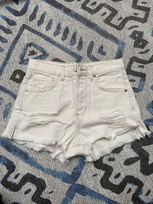 Białe szorty z przetarciami Mango