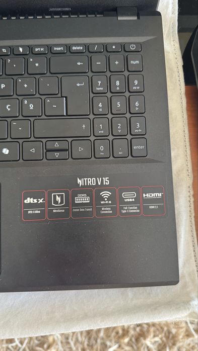 Portátil Gaming Acer Nitro V com comando