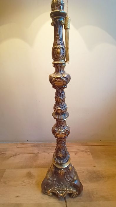 Stara lampa podłogowa z mosiądzu.