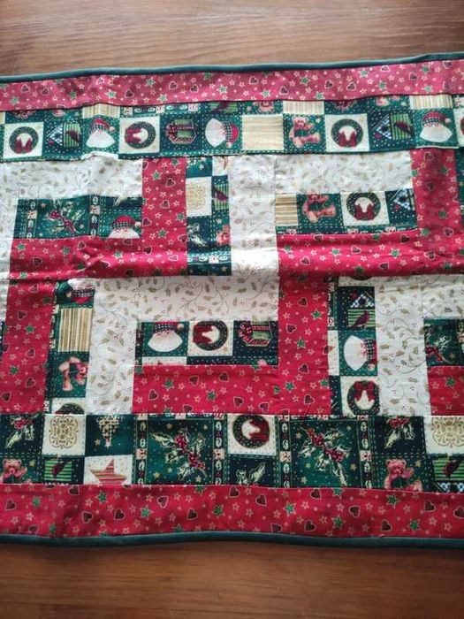 Caminho de mesa / aparador com motivos de natal.