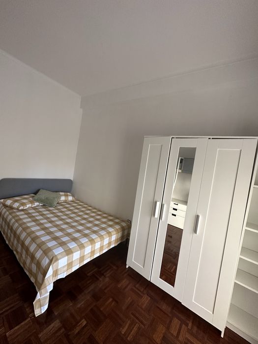 Quarto mobiliado c varanda para arrendar em Entrocamento