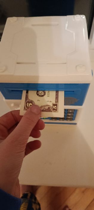 Дитячій сейф для грошей.