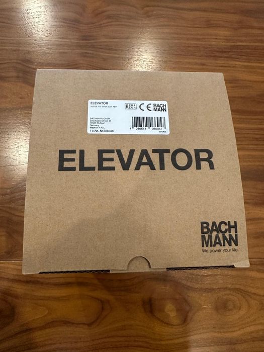 Tomada de bancada Elevator da Bachmann