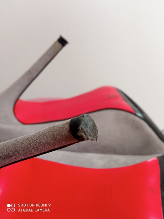 Siwe szpilki z czerwoną podeszwą