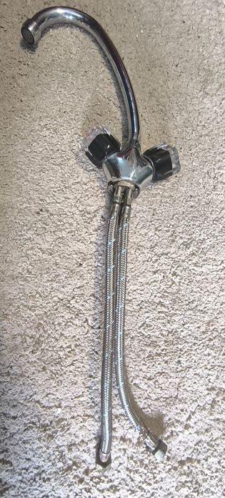 Torneira misturadora giratória para banca