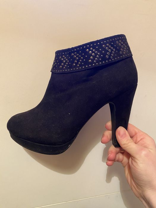 Botki zamszowe na obcasie 36