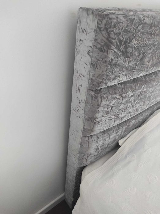 Cabeceira de cama em veludo cinzento