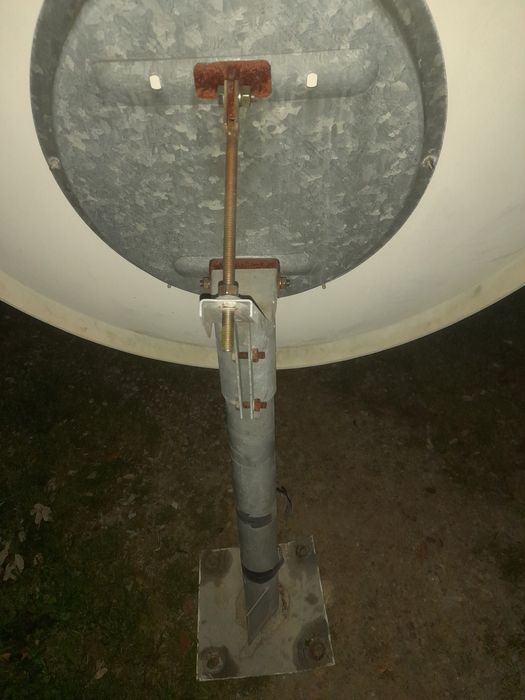 Antena parabólica com suporte