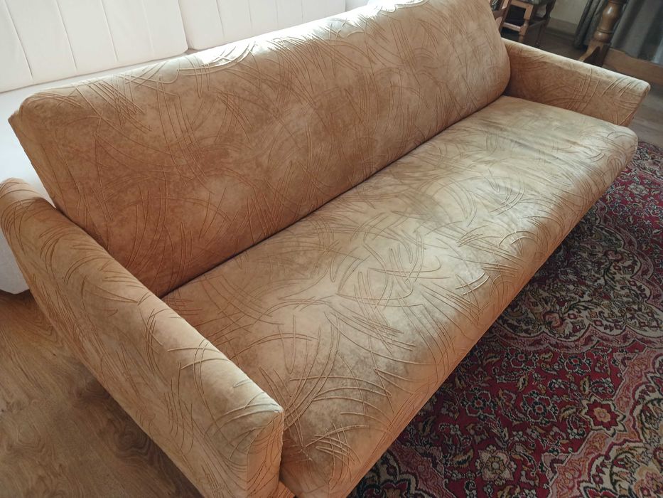 Диван 80-х років пружинний, заново обшитий. Самовивіз.