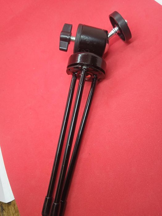 Тринога підставка металева