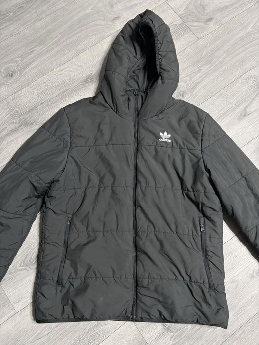 Демісезонна куртка adidas.