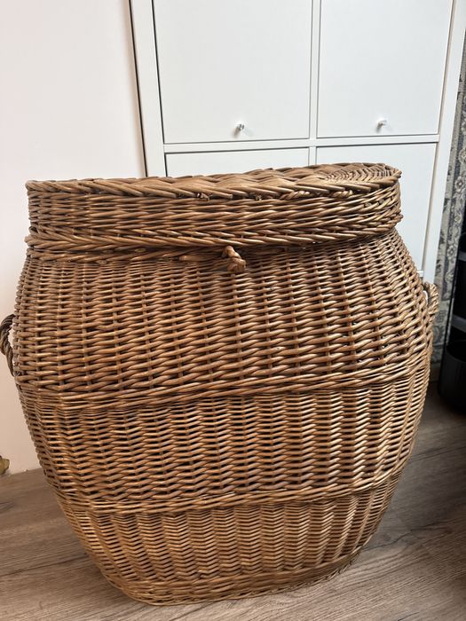 Duży kufer wiklinowy z pokrywą vintage – pleciony
