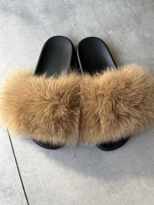 Klapki z puchatym futrem 40