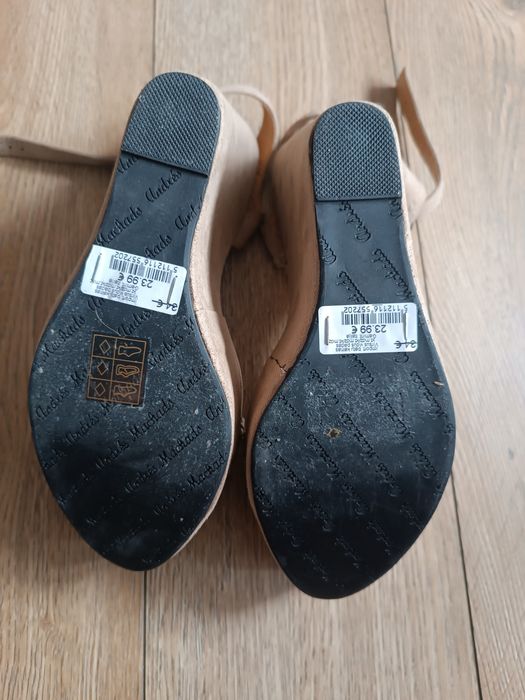 Brązowe wysokie koturny