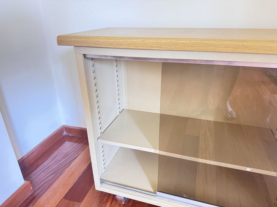 Movel de escritorio com portas em vidro
