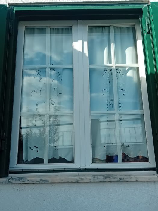 Janelas e portas em alumínio branco