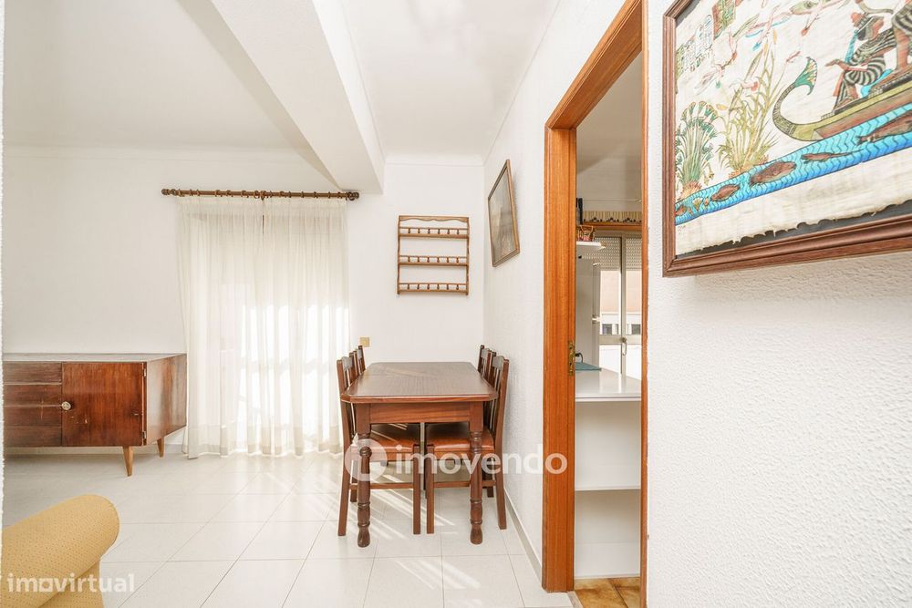 Apartamento T1 com varanda e a 200m da praia, no coração de Sesimbra