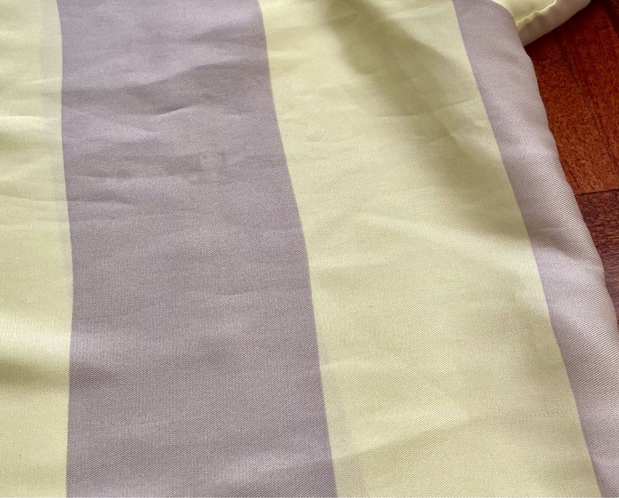 Camisola amarela e cinzenta com riscas