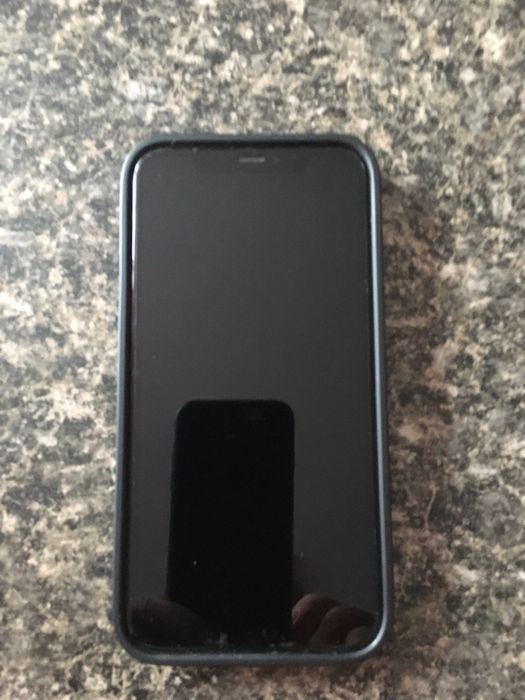 Чорний чохол на IPhone 11