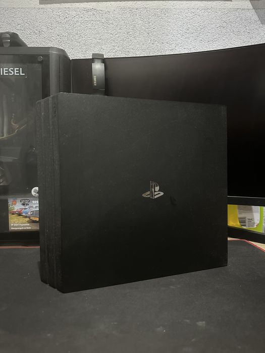 Ps4 pro 1tb + 3 gry i 2 pady