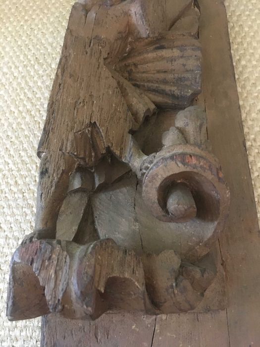 Brocado com franja SecXVIII e talha em madeira maciça Sec XIX