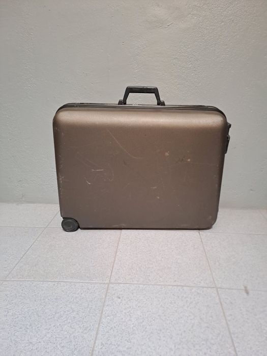 Mala de viagem cinza