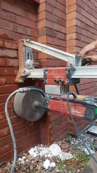Різка бетону. Отвір в бетоні. Алмазне буріння. Алмазное бурение отверствий