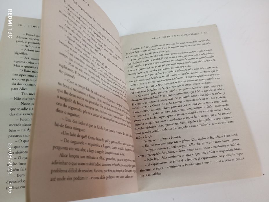 Livro " Alice no país das maravilhas "