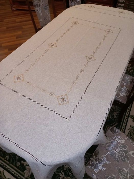 Вишита скатертина (ручна робота)