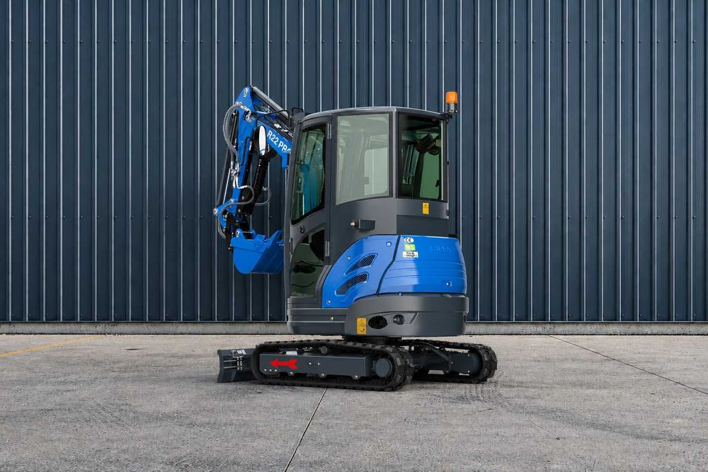 Mini Giratória 2500kg R22 PRO - Cabine com Ar Condicionado - Motor Kubota