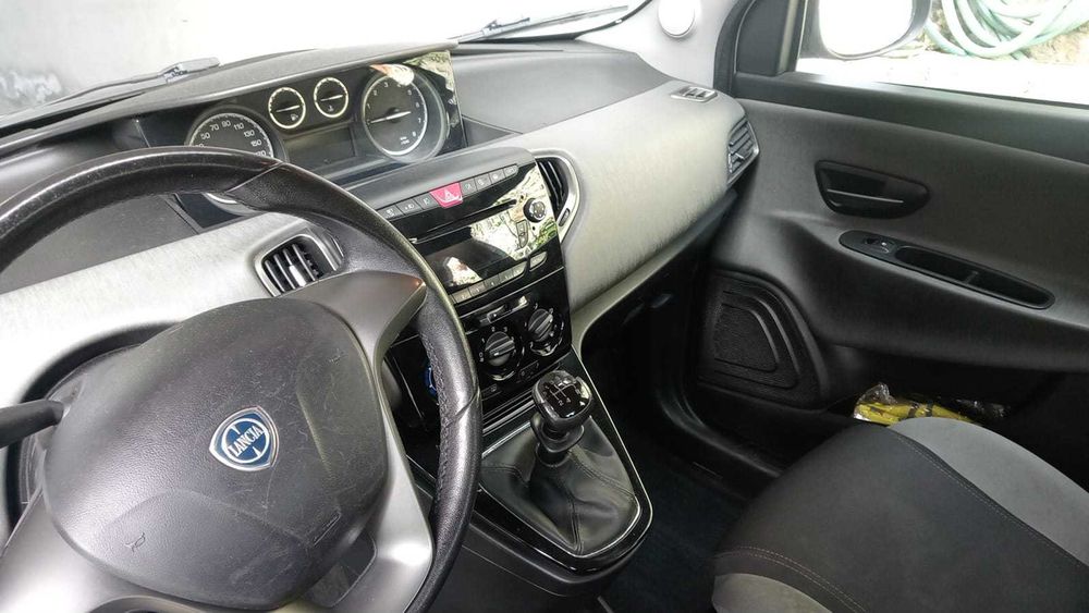 Lância Ypsilon - Elegância Italiana e Económico