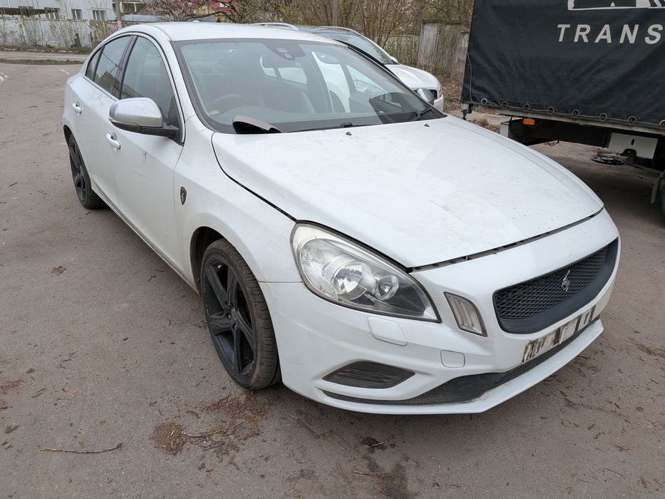 Перед комплектний Volvo S60 V60 11р  R design Капот Бампер Фари  Телевізор Радіатори