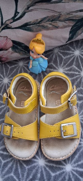 Sandałki dziewczęce marki Clarks.