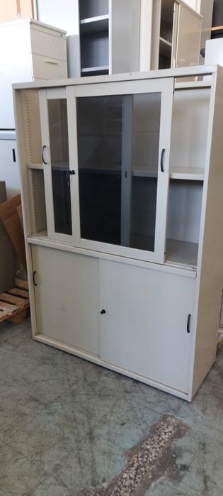 Armários metálico com portas  vidro e chapa